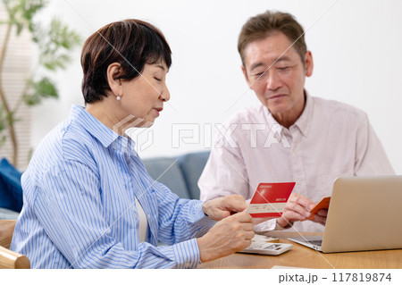 終活をするシニア夫婦 117819874