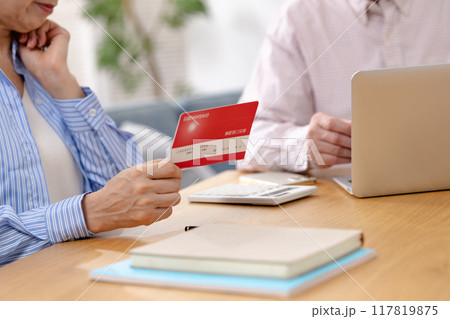 終活をするシニア夫婦 手元 終活をするシニア夫婦 手元 117819875