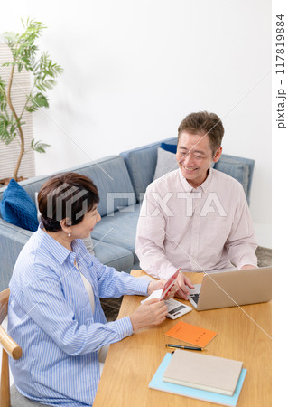 終活をするシニア夫婦 117819884