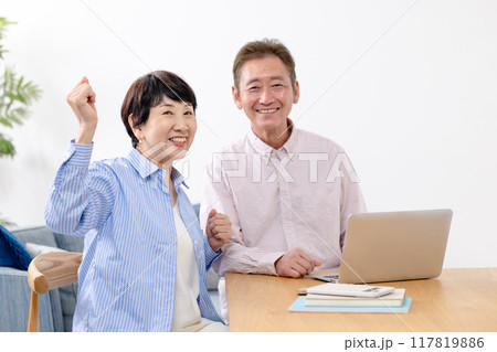 終活をするシニア夫婦　ガッツポーズ 117819886
