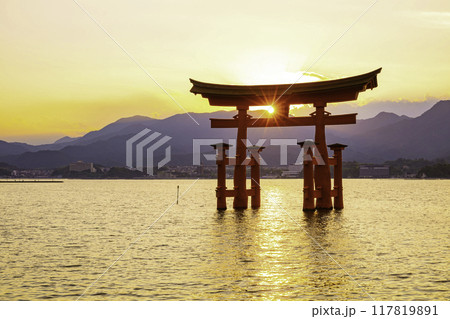 日本三景のひとつである嚴島神社の大鳥居（広島県廿日市市宮島町） 117819891