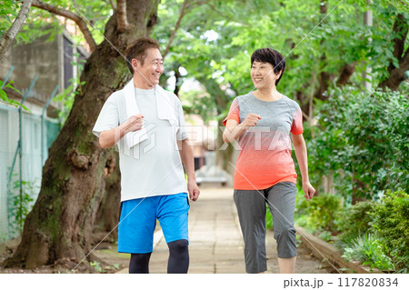 ランニングをするシニア夫婦 ランニングをするシニア夫婦 117820834