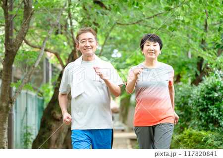 ランニングをするシニア夫婦 ランニングをするシニア夫婦 117820841