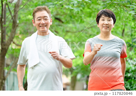 ランニングをするシニア夫婦 117820846