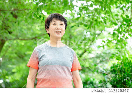 ウォーキングをするシニア女性 117820847