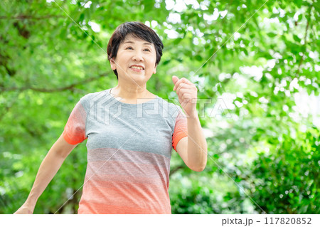 ウォーキングをするシニア女性 ウォーキングをするシニア女性 117820852