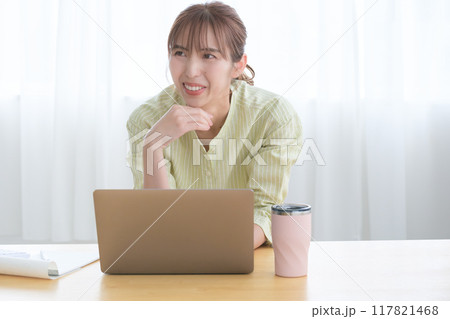 オフィスで起業の準備をする若い女性 オフィスで起業の準備をする若い女性 117821468