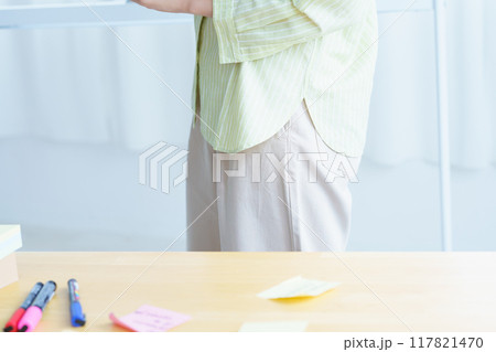 オフィスで課題を見える化する若い女性 オフィスで課題を見える化する若い女性 117821470