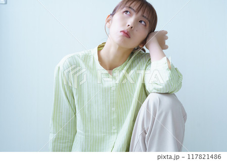 オフィスで起業の準備をする若い女性 117821486