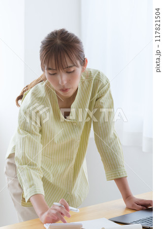 オフィスで起業の準備をする若い女性 117821504