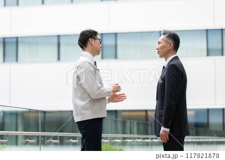 ビジネス　営業　作業服　 117821878