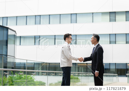 ビジネス　営業　作業服　握手 117821879