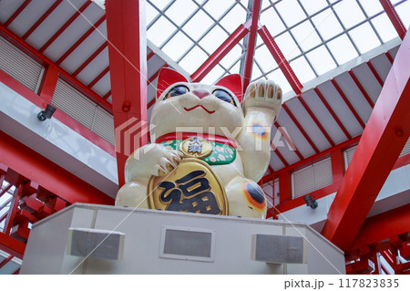 ‹愛知県›大須商店街のシンボル。巨大招き猫 117823835