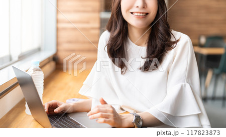 デスクワークをする笑顔のビジネスウーマン 117823873