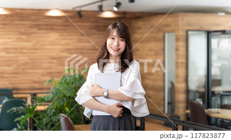 ノートパソコンを持つビジネスウーマン 117823877