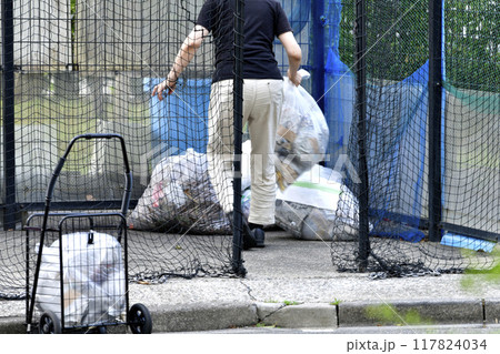 日本の横浜都市景観 ゴミ出し…ゴミ置き場（ゴミ集積場）に、カートでゴミ袋を運んで来た女性の姿が… 117824034