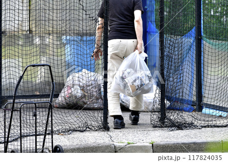 日本の横浜都市景観 ゴミ出し…ゴミ置き場（ゴミ集積場）に、カートでゴミ袋を運んで来た女性の姿が… 117824035