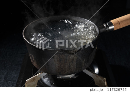 鉄鍋でお湯を沸かす 117826735