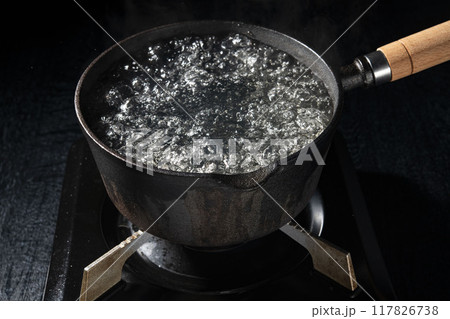 鉄鍋でお湯を沸かす 117826738