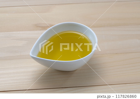 新鮮で美味しく健康的なオリーブオイル 117826860