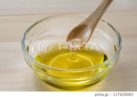 新鮮で美味しく健康的なオリーブオイル 117826865