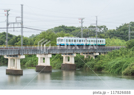 【山田線】雨の櫛田川を渡る普通列車 117826888