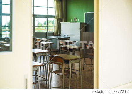 学校の教室 117827212
