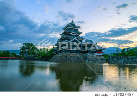 夜明けの松本城【7月】 117827457