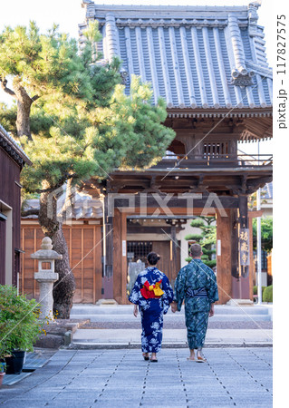 三重県亀山市 関宿の街並みのお寺の前を浴衣姿で散策する外国人カップル 三重県亀山市 関宿の街並みのお寺の前を浴衣姿で散策する外国人カップル 117827575