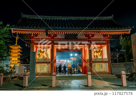 三重県津市　火渡り行事のある津観音の十日観音の夜の仁王門 117827578