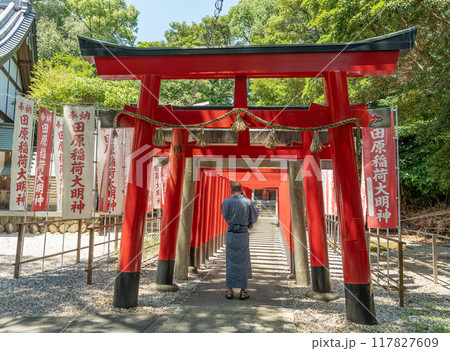 鳥居を撮影する浴衣姿の外国人 117827609
