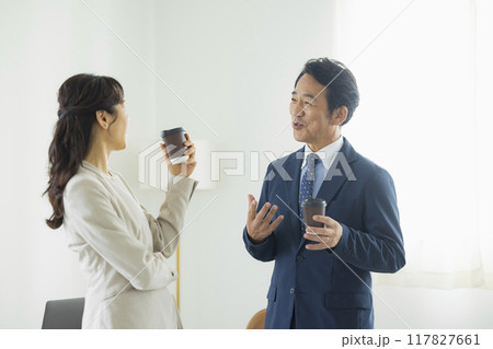 会話するするミドルビジネスマン 会話するするミドルビジネスマン 117827661