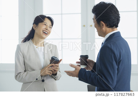 会話するするミドルビジネスマン 会話するするミドルビジネスマン 117827663