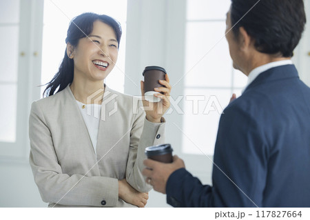 会話するするミドルビジネスマン 会話するするミドルビジネスマン 117827664
