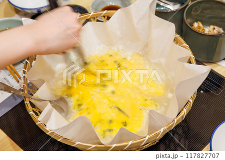 ふぐちり(トラフグの鍋料理) 締めは卵を入れて雑炊に。高級なフグ料理のお店。 大型のトラフグを味う。 ふぐちり(トラフグの鍋料理) 締めは卵を入れて雑炊に。高級なフグ料理のお店。 大型のトラフグを味う。 117827707