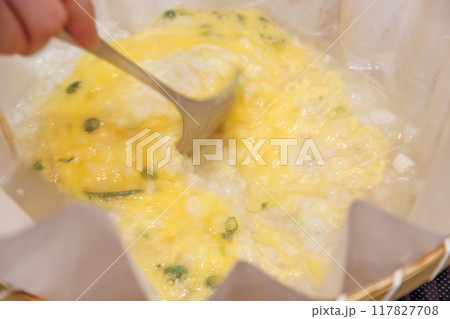 ふぐちり（トラフグの鍋料理） 締めは卵を入れて雑炊に。高級なフグ料理のお店。 大型のトラフグを味う。 117827708