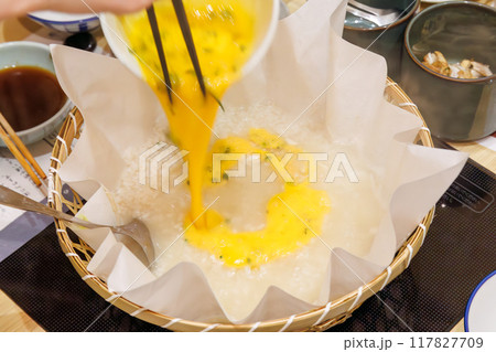 ふぐちり（トラフグの鍋料理） 締めは卵を入れて雑炊に。高級なフグ料理のお店。 大型のトラフグを味う。 117827709