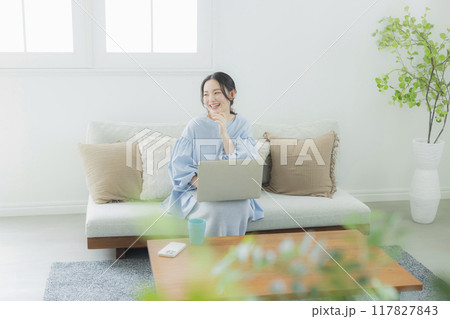 リビングでパソコンを使う女性 117827843