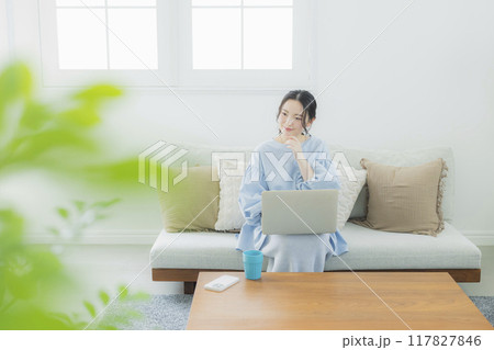 リビングでパソコンを使う女性 117827846