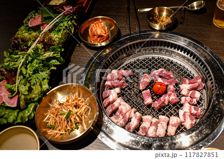 焼肉をするテーブル 焼肉をするテーブル 117827851