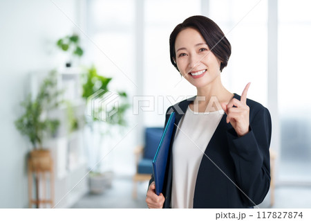 人差し指を立てるビジネスウーマン ポートレート 人差し指を立てるビジネスウーマン ポートレート 117827874