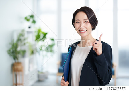 人差し指を立てるビジネスウーマン ポートレート 人差し指を立てるビジネスウーマン ポートレート 117827875