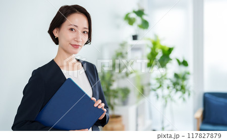 働く女性 ビジネスウーマン ポートレート 働く女性 ビジネスウーマン ポートレート 117827879