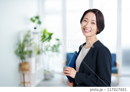 働く女性　ビジネスウーマン　ポートレート　 117827881