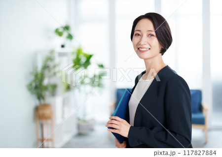 働く女性　ビジネスウーマン　ポートレート　 117827884