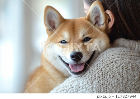 柴犬を抱きしめる女性の背中 117827944