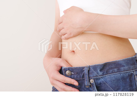 スリムで健康的な女性のお腹まわり 117828119