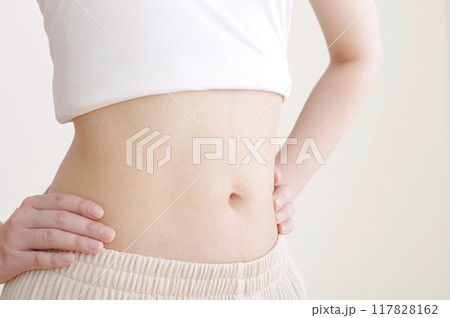 スリムで健康的な女性のお腹周り 117828162