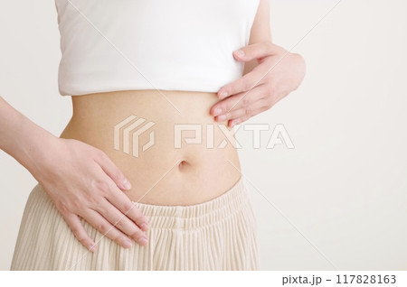 スリムで健康的な女性のお腹周り 117828163