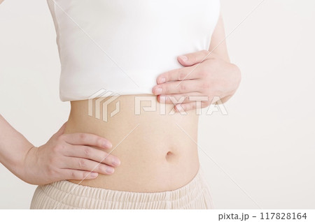 スリムで健康的な女性のお腹周り スリムで健康的な女性のお腹周り 117828164